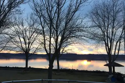 Image de Sunset Waters: Serene Retreat on the Mississippi River Shoreline Fisher Friendly