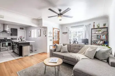 Image de New-Luxe West Highland Haven, fully stocked, great location + free parking spot