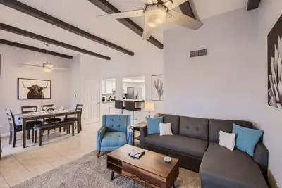 Image de Cool & Comfy Tempe Townhome - Walk to Sloan Park, min to Asu, Town Lake or Mill!