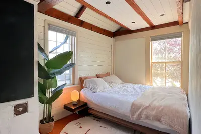 Image de Seaside Getaway Cottage w Deck, Parking, Ocean View, Shops