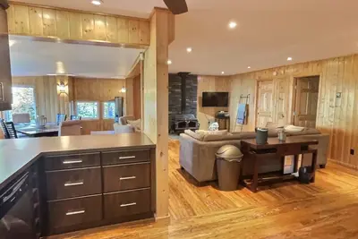 Image de Gull Lake Retreat: Lakefront Cabin w\/ Hot Tub