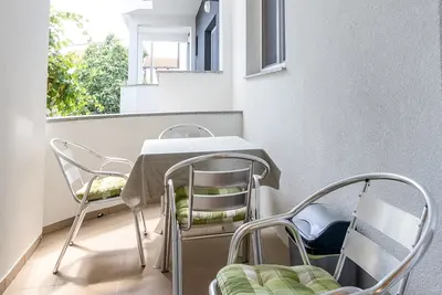 Garçonnière avec le balcon Pakostane, Biograd (As-18426-b)