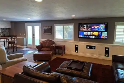 Image de 5 minutes to Lagoon and Station Park! Private Guest Suite in Excellent Location