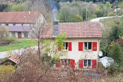 Image de Maison avec extérieur, en cours de rénovation, mais parfaitement habitable.
