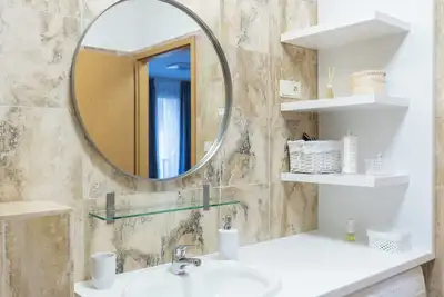 Image de Central apt for 4 - free parking, A/C - Pleasure Place Apartment