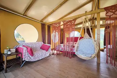 Glamping 'Tenda Glamping Vicino Al Mare' avec terrasse, jardin et Wi-Fi