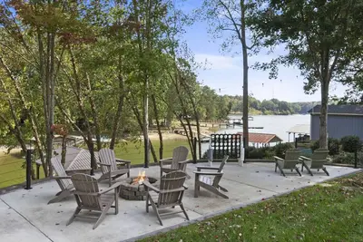 Image de Rustic Lakefront home with winery, state park, and more nearby! A perfect fall getaway!