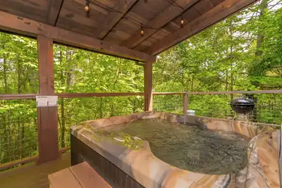 Image de What's Bruin: Secluded, Private, Honeymoon, Hot tub, Wifi, near Attractions!