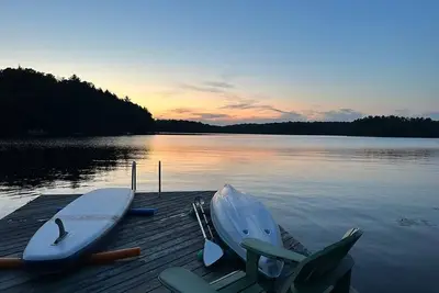 Image de Beautiful 3-bed, 2-bath, 4 season cottage on 375ft of waterfront (Dog friendly)