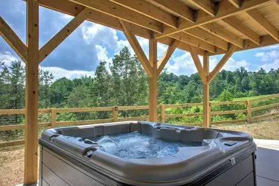 Image de Hops and Dreams by Carolina Mornings | Hot Tub, Mtn Views⛰️+Biltmore Pass