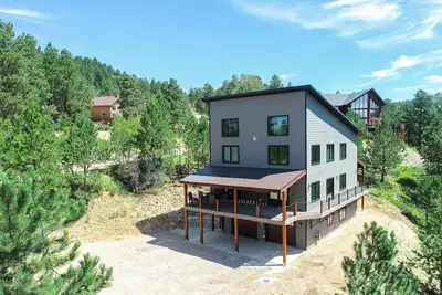 Image de Newly Built 3-Level Wrap Around Deck & Hot Tub. Great views & Large Driveway!