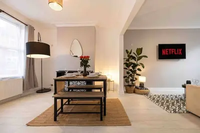 Spacious & Cozy Home in Salford