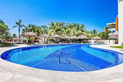 Image de Spacious condo with near the beach with resort-style pool, inviting balcony