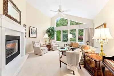 Image de Stylish Tranquil Home w/ Movie Room & Zen Garden