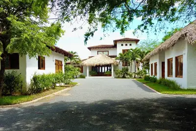 Image de Hacienda Iguana Golf & Surf Resort, white sand. 9 hole golf course &restaurants.