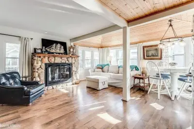 Image de Lakefront Shorewood Cottage with room to make amazing family memories.
