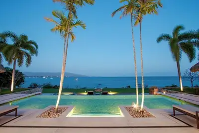 Image de Luxury Oceanview Home w/ Infinity Pool & Fire Pit | 8 Guests | 4 Br | Premium Staff