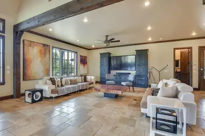 Image de Spacious Edmond Vacation Rental w/ Hot Tub!