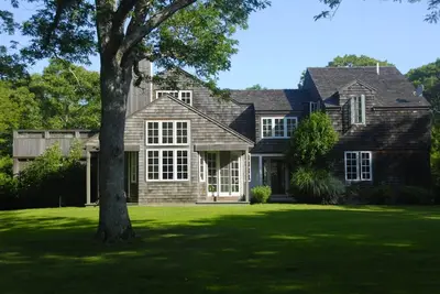 Image de Spacious and gracious architect designed home on 3 acres off Middle Road.