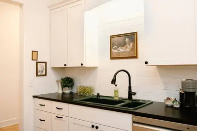 Image de The Mercantile near Historic Downtown Wooster. Newly renovated!