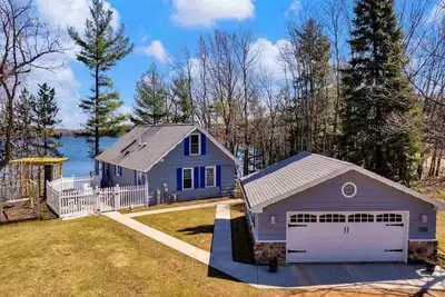 Image de Charming Cottage on Pine Lake w/ Incredible Views!
