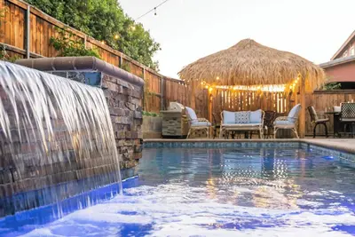 Image de Coachella Poolside Palapa 5bd/3ba with Full Gameroom Perfect for Families/Groups