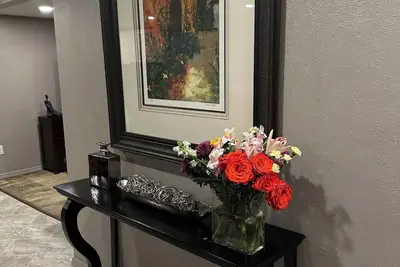 Image de Private entrance and outside patio. Centrally located in a quiet neighborhood.