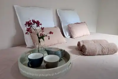 5 min to the airport w/free transfer. Cosy private room w/pool and wifi internet