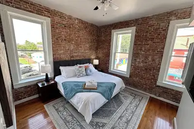 Image de Charming 2-Bedroom Apartment in Historic Frenchtown with Modern Amenities