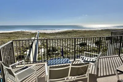 Image de Stunning 1 Bedroom, 1. 5 Bath Beachfront Condo with Huge Balcony on 3rd Floor!