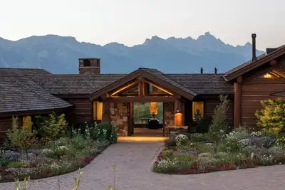 Image de Six-bedroom property features a sizeable art collection & Teton views