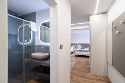 Image de \nComfortable, lux, new apartment with a beautiful view of the sea and the city