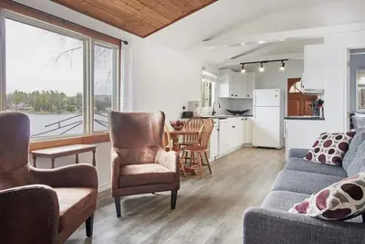 Image de Stylish cottage getaway with stunning water views!