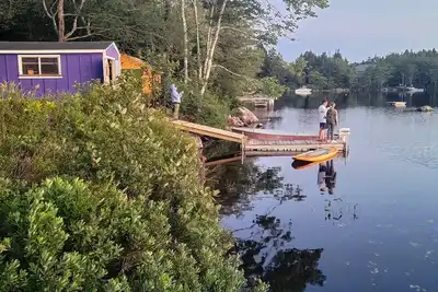 Image de Cottage Cheese Too: Quaint lakefront cottage 30 minutes from town on quiet cove.