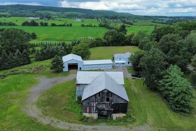 Image de Looking for a getaway in the woods close to the city?( pet friendly, party?)