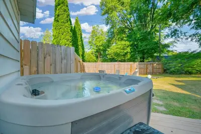 Image de Modern cottage w beach 3 blocks!