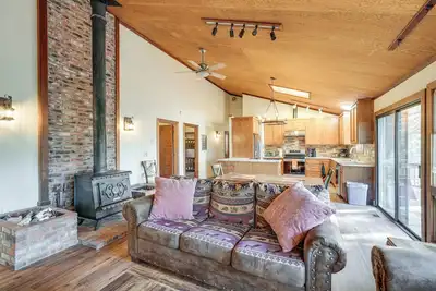 Image de Deck & Gas Grill: Secluded Arnold Cabin Rental!