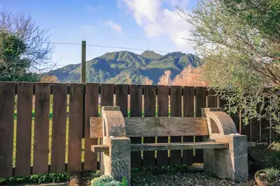 Image de Character cottage. Walking distance to mountain and town. Private with spa.