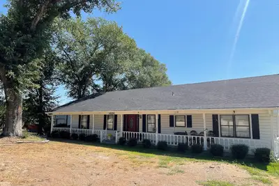 Image de Stay in this beautiful country home!