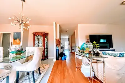 Image de Brand new home only 10 minutes from the beach! Stunning, quiet, family oriented!