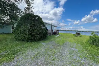 Image de Cheerful riverfront cottage with dream views