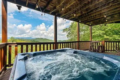 Image de Beautiful Mountain Views, Hot Tub, Game Room, Fire Pit, 3 King Beds, Dog Welcome