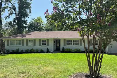 Image de Beautifully updated 3bedroom 2 bath home with a large glassed in sunroom.