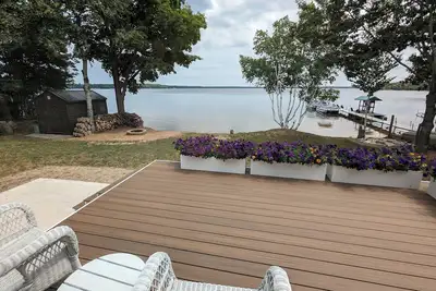 Image de New! Renovated lakeside cottage with a private sandy beach. Great Location!