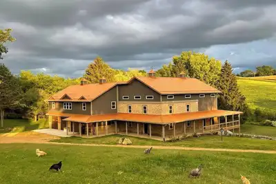 Image de Stay in the villa where the story's etched in stone