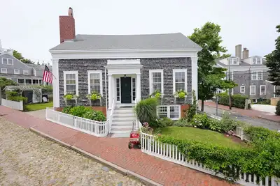 Image de 6 Bedroom Cottage in the center of Nantucket's Historic District
