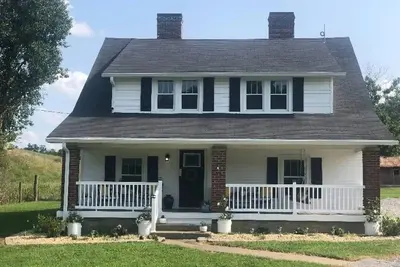 Image de Authentic 1920 entire farmhouse, pet friendly, country, porch swing and creek.