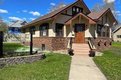 Image de Historic home in downtown. Walkable. Sleeps 10. Wedding prep area available!