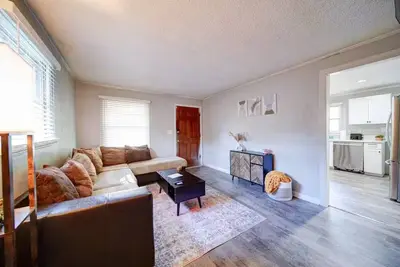 Image de 3 bdrm walk to Optimist Hall! Pets Welcome!