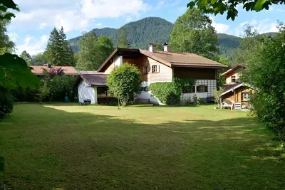 Image de Cozy vacation home with a large garden.